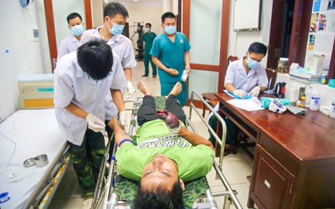 Quân y Trường Sa cấp cứu 2 ngư dân Quảng Ngãi bị nạn trên biển