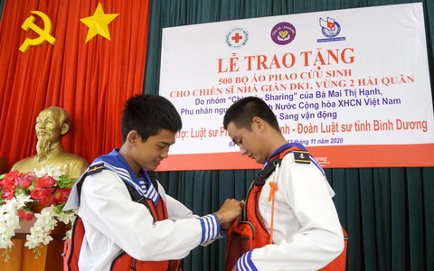 500 bộ áo phao đa năng tặng nhà giàn DK1