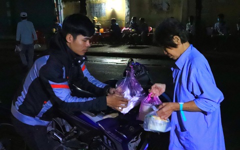 Thâu đêm nấu cháo miễn phí tặng người khó khăn