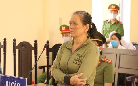 Phạt 4 năm tù người đánh đập, xúc phân đổ lên đầu mẹ ruột