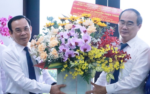 Bí thư Nguyễn Văn Nên thăm gia đình cố giáo sư Nguyễn Thiện Thành nhân ngày 20-11