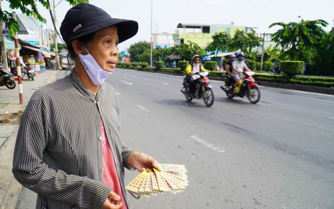 Đạp xích lô, bán vé số cưu mang bạn nghèo