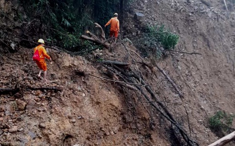 Đường bị biến thành suối, 2 bản vùng núi ở Quảng Trị vẫn chưa có điện