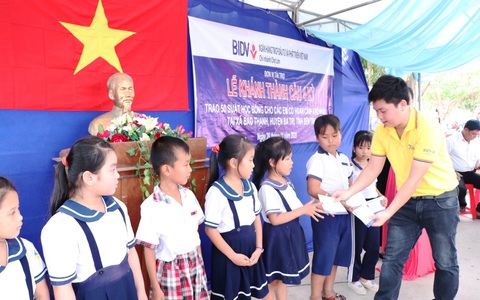 BIDV Chợ Lớn trao học bổng và xây cầu ở Bến Tre