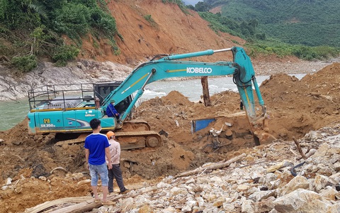 Bàn phương án nắn sông tìm người mất tích ở thủy điện Rào Trăng 3