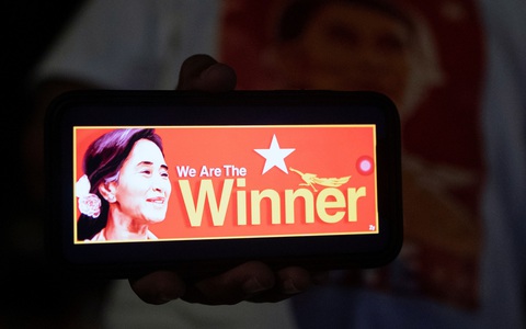 Đảng của bà San Suu Kyi tuyên bố chiến thắng, chờ xem quân đội làm gì