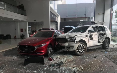 Một phụ nữ lái ôtô vào showroom này lại lao vào showroom kia, một người nguy kịch