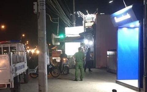 Bị trừ tài khoản nhưng không nhận được tiền, lấy búa đập bể trụ ATM để 'minh oan' với vợ