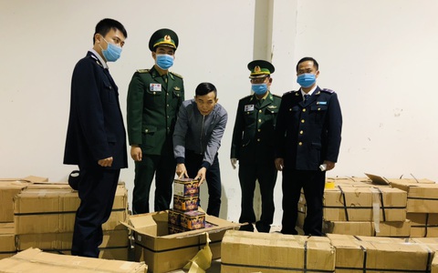 Giấu hơn 1 tấn pháo, 2 tấn gỗ lậu dưới gầm xe đưa qua biên giới