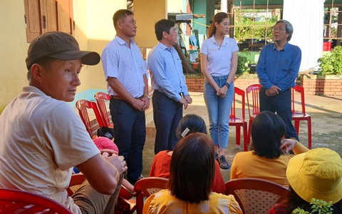 Báo Tuổi Trẻ tặng tôn và trao quà cho bà con huyện đảo Cồn Cỏ