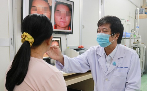 Một gia đình có 3 người ra ngoài ban ngày là da như bị thiêu đốt