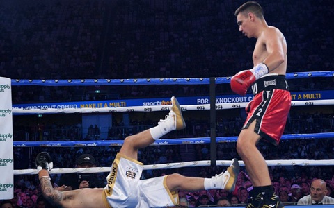 Mới hiệp 1, võ sĩ đã tung cú knock-out mạnh tới nỗi đối phương trượt khỏi sàn đấu