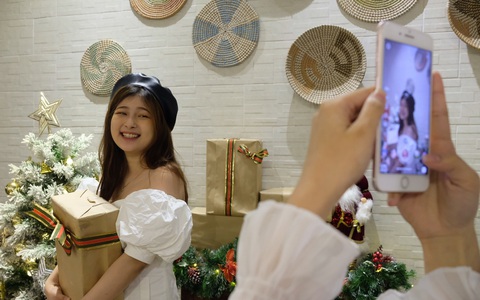 Giới trẻ Sài Gòn xếp hàng chờ chụp ảnh Giáng sinh, quán cà phê chật cứng khách
