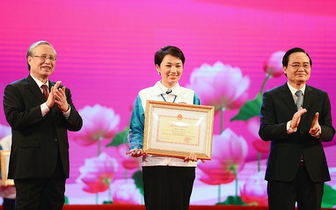 Cô bé không tay, vẽ bằng chân nhận bằng khen của Bộ GD-ĐT