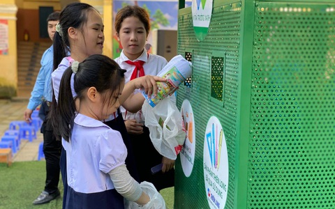 Phân loại rác thải tặng học bổng cho trò nghèo