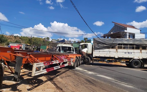 Xe đầu kéo bị tai nạn lật ven đường tiếp tục bị xe tải tông tiếp, quốc lộ 14 kẹt nhiều giờ