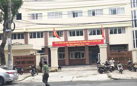 Thu hồi danh hiệu tập thể lao động xuất sắc của phòng vì nữ cán bộ sinh con thứ 3