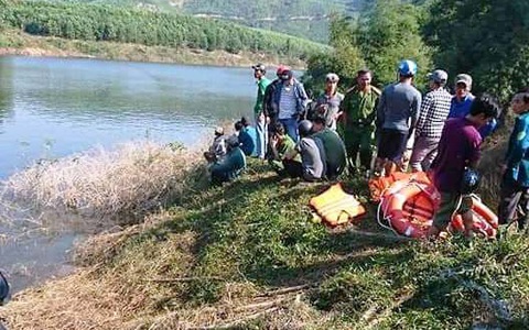 Chìm ghe khi đi rừng, 3 người mất tích