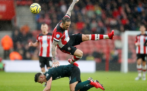 Danny Ings bị tố bán độ vì... né bóng để đội bạn có bàn thắng
