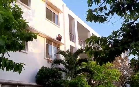 Hơn 30 phút nghẹt thở giải cứu bệnh nhân đòi nhảy lầu bệnh viện tự tử