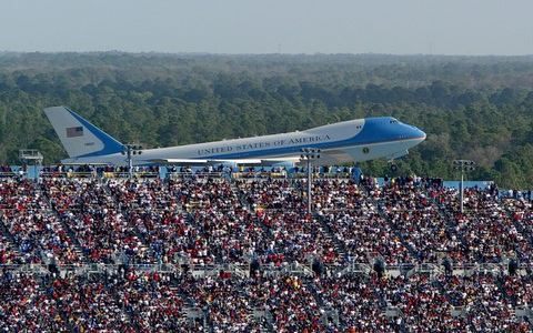 'Team ông Trump' xóa vội tấm hình Air Force One bị tố ‘sai thời điểm’