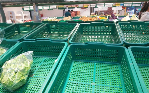 Nhiều khay hàng thiết yếu tại các siêu thị ở TP.HCM bị vét sạch
