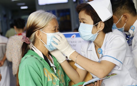 Bệnh viện phát khẩu trang miễn phí cho bệnh nhân