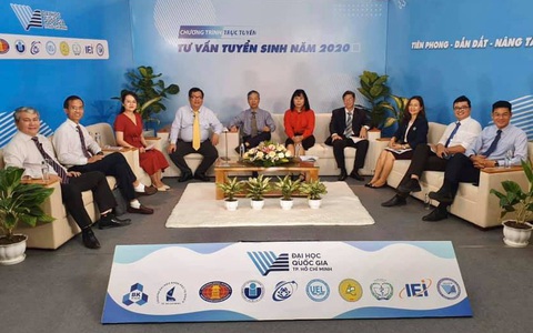 Trường đại học chi tiền tỉ làm 'phim trường' tư vấn, giải đáp thí sinh xuyên đêm