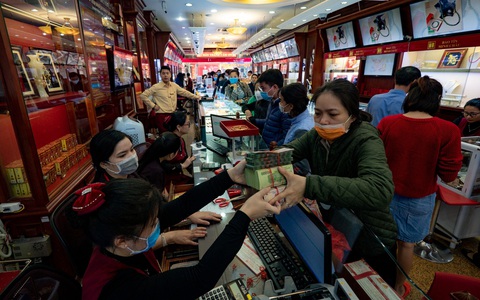 Tiệm vàng ở Hà Nội quá tải vì người dân đổ xô đi bán vàng
