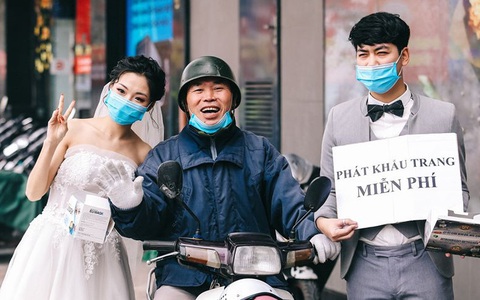 Diện đồ cưới tặng khẩu trang: 'Chúng tôi được chúc phúc rất nhiều'