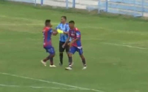 Thủ môn gây ‘sốt’ với bàn thắng 'từ khung thành này sang khung thành kia'