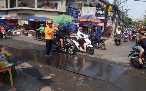 'Xử' vụ tấm sắt trơn khiến hàng loạt người đi xe máy té ngã