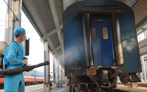 Cảnh khử trùng nguyên một đoàn tàu lửa trước khi chở khách ở ga Sài Gòn
