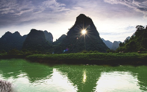Chiêm ngưỡng 'mắt thần' núi