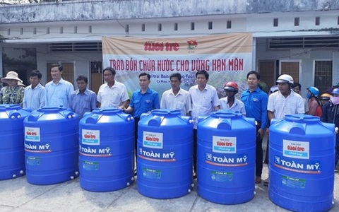 'Mừng dữ lắm luôn, thùng nước cỡ này nhà tui hết chầu chực lấy nước'