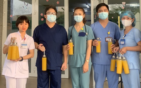 Bác sĩ ở tuyến đầu chống dịch rưng rưng với chai nước cam