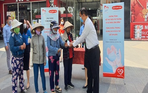 Dai-ichi Life VN tặng khẩu trang và dung dịch rửa tay sát khuẩn