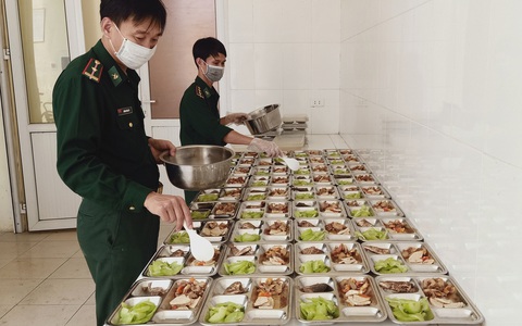 Bữa cơm ở khu cách ly ấm tình quân dân nơi biên giới Việt - Lào