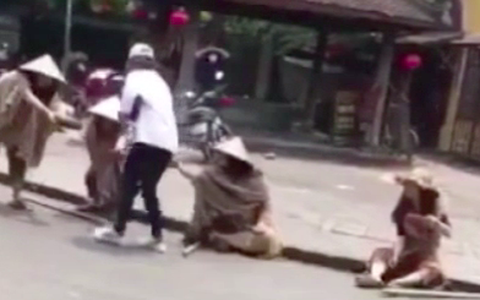 Truy tìm 'nhóm ăn xin' ngồi la liệt ở phố cổ Hội An quay video tung lên mạng