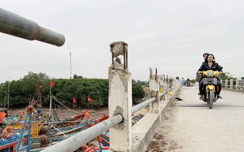 Ngư dân giằng néo tàu thuyền làm hỏng cầu