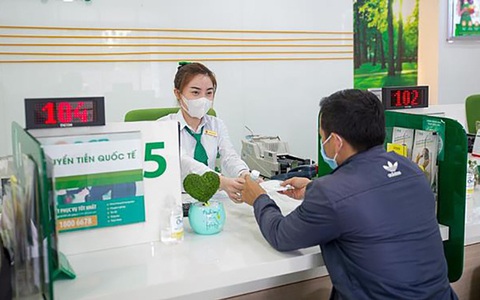 OCB tặng quà bảo vệ sức khỏe mùa dịch