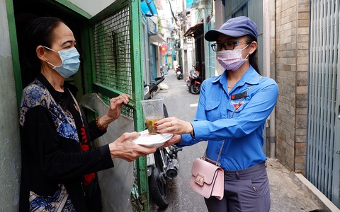 Gõ cửa người nghèo gửi phần cơm ấm