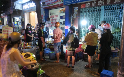 Đêm đầu nới lỏng, hàng quán Sài Gòn sáng đèn, đông vui, bán hết sớm