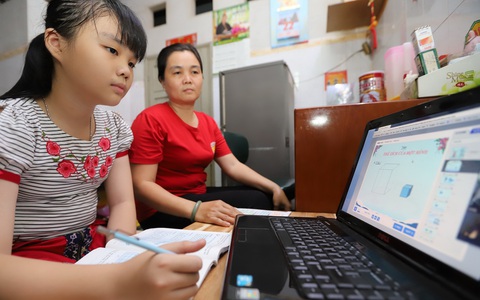Giảm tải chương trình: Gánh nặng lên vai phụ huynh