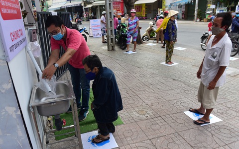 'ATM gạo’ ở Tân Phú tuôn trào nhân ái Sài Gòn 24/24