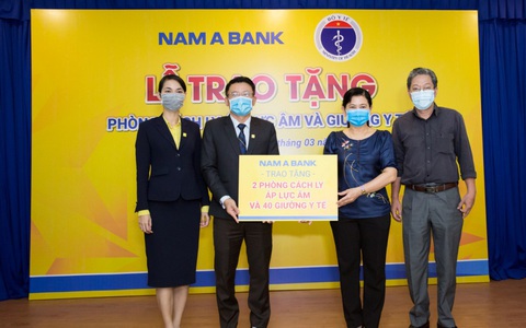 Nam A Bank tặng 2 phòng cách ly áp lực âm và 40 giường y tế