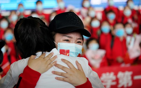 Trung Quốc chính thức dỡ bỏ phong tỏa Vũ Hán, hàng ngàn người đổ tới ga tàu