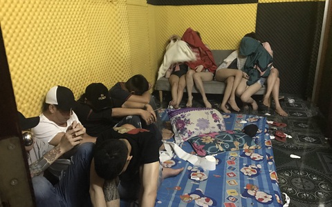 61 'dân chơi' thuê nhà nghỉ tổ chức tiệc 'bay lắc'