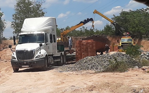 Tàu hút cát quá khổ trên xe đầu kéo bị buộc hạ tải bên đường