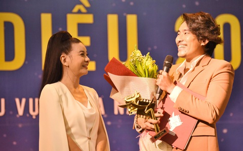 Kiều Minh Tuấn - Cát Phượng nhận Cánh diều, ban tổ chức xin lỗi nhầm tên bé Ngân Chi